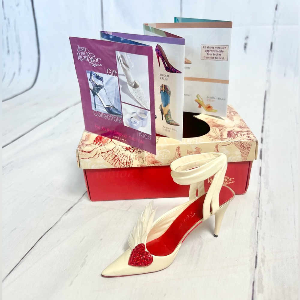 Just The Right Shoe By Raine Willitts Designs – "Hearts Aflutter" (Item #25440)